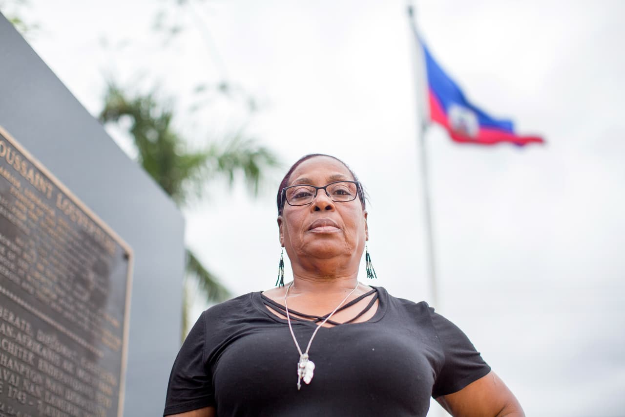 <b>Janic </b>nació en Haití y se mudó a Miami en 1979. “No he podido dormir ni comer desde que Donald Trump dijo esas irrespetuosas palabras sobre mi país. Mi hijo nació aquí y lo perdí hace tres años víctima de la violencia en la ciudad. Las cosas malas no solo pasan en Haití y el presidente no tiene derecho a llamarnos "país de mierda". Haití es mi tierra y estoy dolida por sus palabras”.