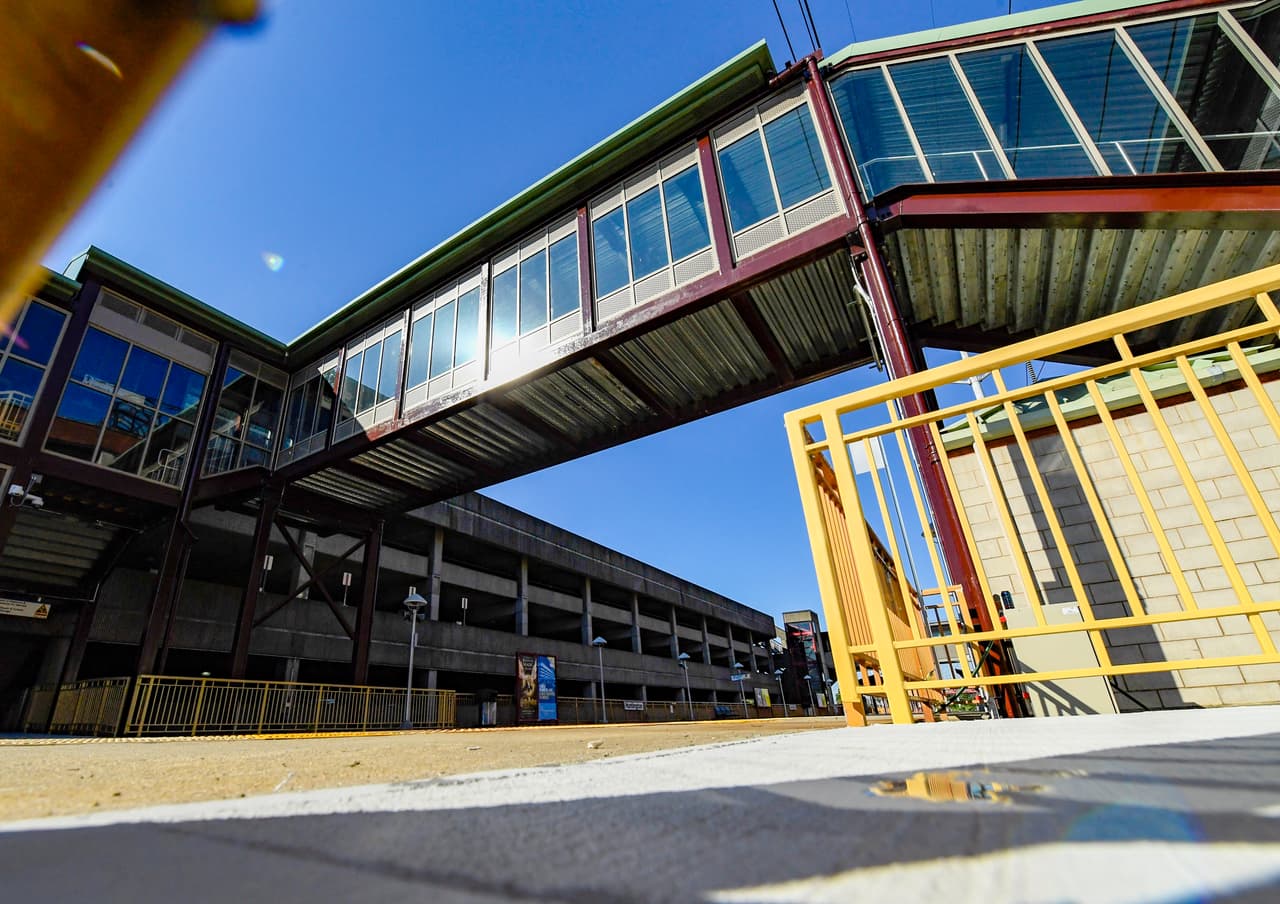 “La reconstrucción completa de este puente peatonal realza visualmente y moderniza Huntington Station”, dijo la presidenta interina de LIRR y presidenta de Metro-North Railroad, Catherine Rinaldi.