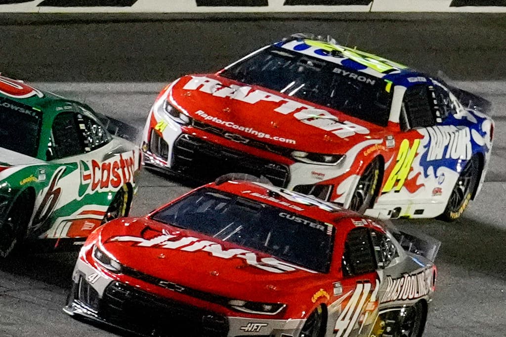 <b>El pelotón compacto en superspeedway. </b>Toma cerrada del draft, con los autos alineados a centímetros unos de otros a más de 190 mph. La fotografía captura la esencia del Daytona 500: velocidad extrema, estrategia aerodinámica y riesgo constante en un óvalo donde cualquier movimiento puede cambiar la historia.