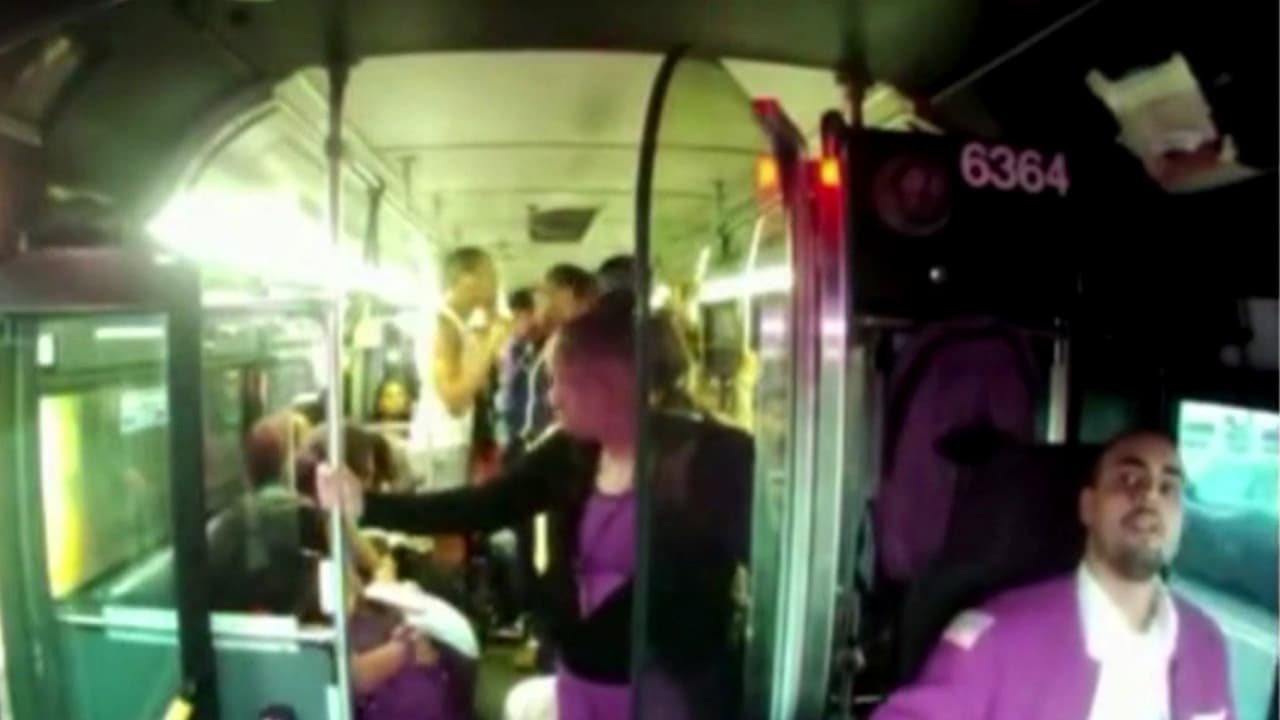 Gritos, golpes y una mujer atacada con gas pimienta en un autobús público de Newark: esto se sabe