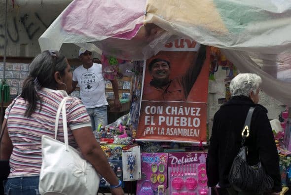 Según la oposición esta manera favorece al chavismo que tiene su fuerza en el campo. La contienda está muy cerrada. Para el presidente Chávez del resultado depende el avance o el freno de la "revolución bolivariana" y para los opositores la permanencia o no de Chávez y su proyecto.
