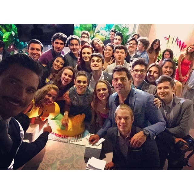 "Estoy llevando el día a día y obviamente trabajando, que es lo que en este momento me llena” señaló el actor. Aquí lo vemos muy sonriente con todo el elenco de la novela "Sueño de Amor" donde se ve que todos se llevan muy bien.