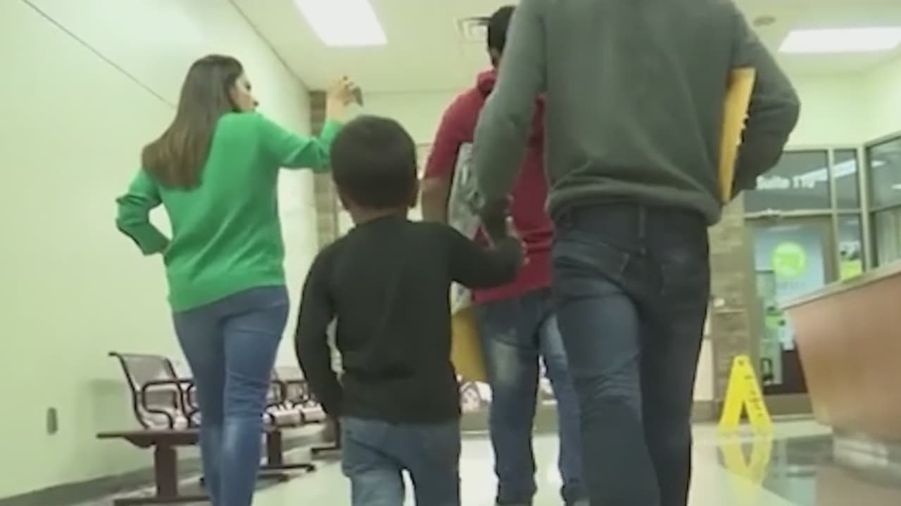 Juez migratorio le exige una solicitud de asilo a un bebé de 1 año bajo riesgo de deportación