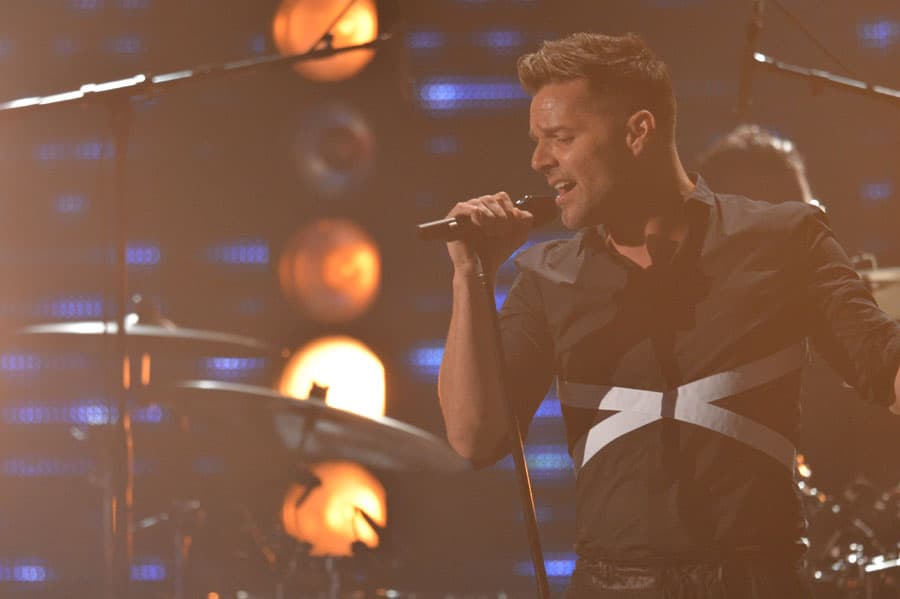 En la entrega de Premio Lo Nuestro 2013, Ricky Martin asistió para deleitar al público con el tema 'Más y más'.
