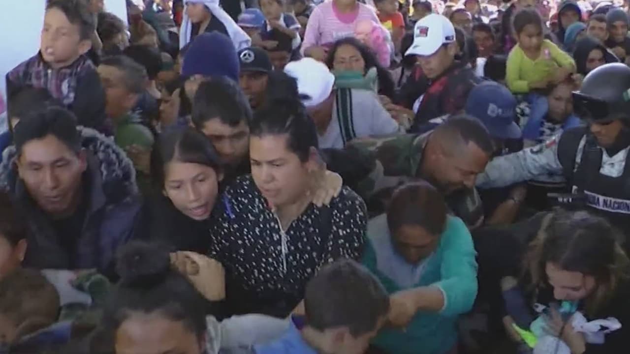 Desesperados, cientos de migrantes con niños intentan entrar a la fuerza a los Estados Unidos