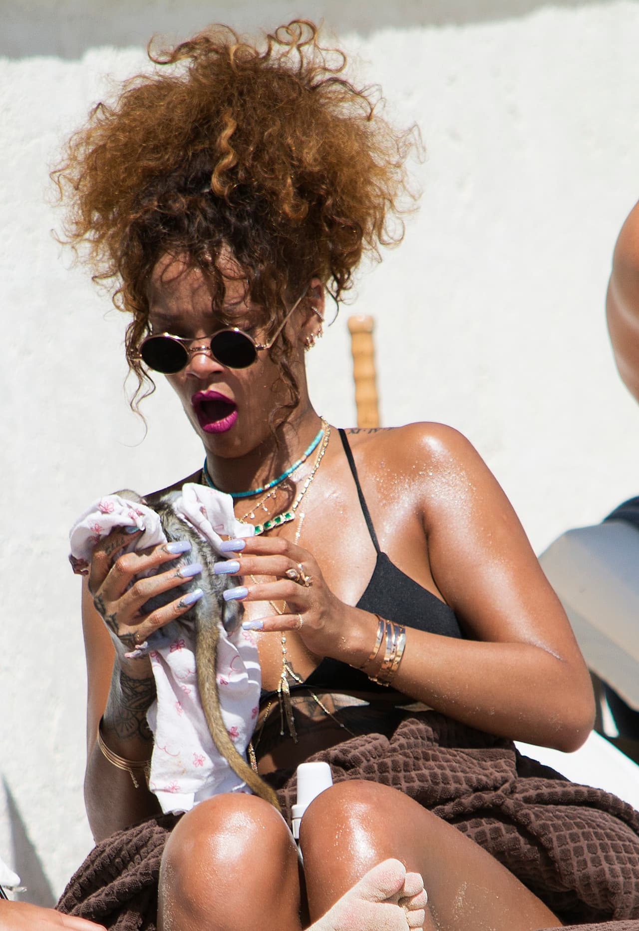 No le perdía los ojos de encima a su nuevo amigo.