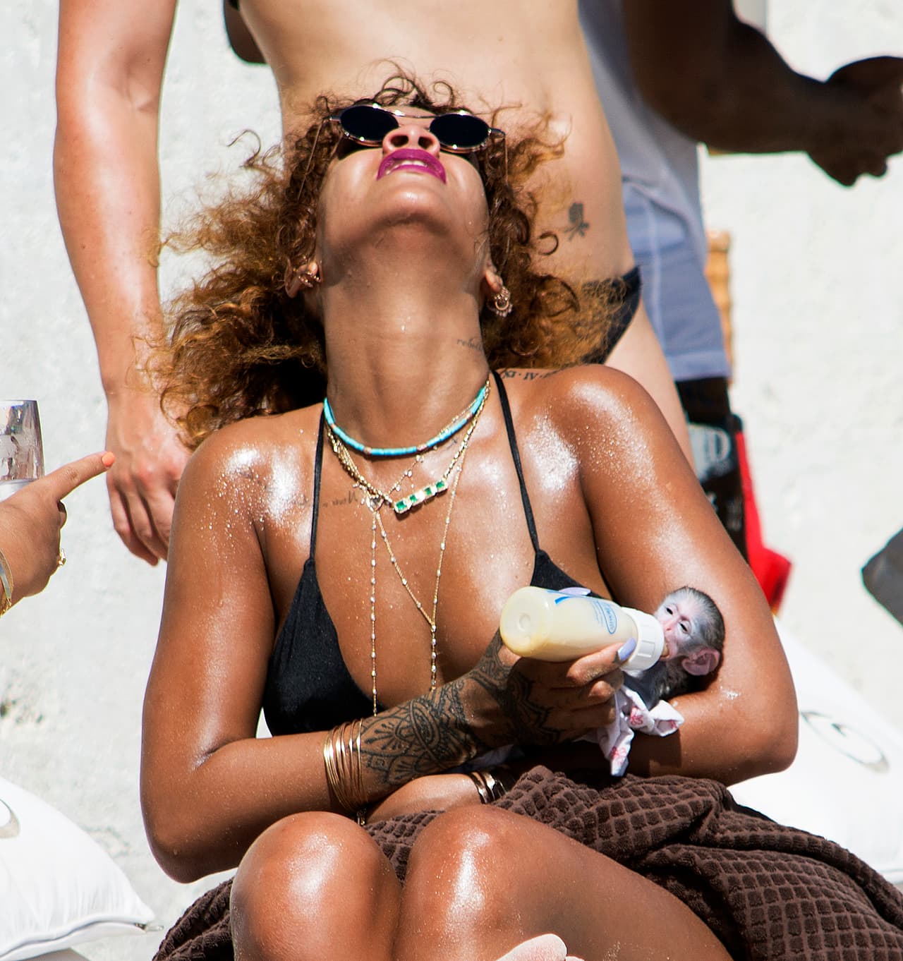 Tener un bebé chango en sus brazos es una experiencia nueva y linda para la estrella.