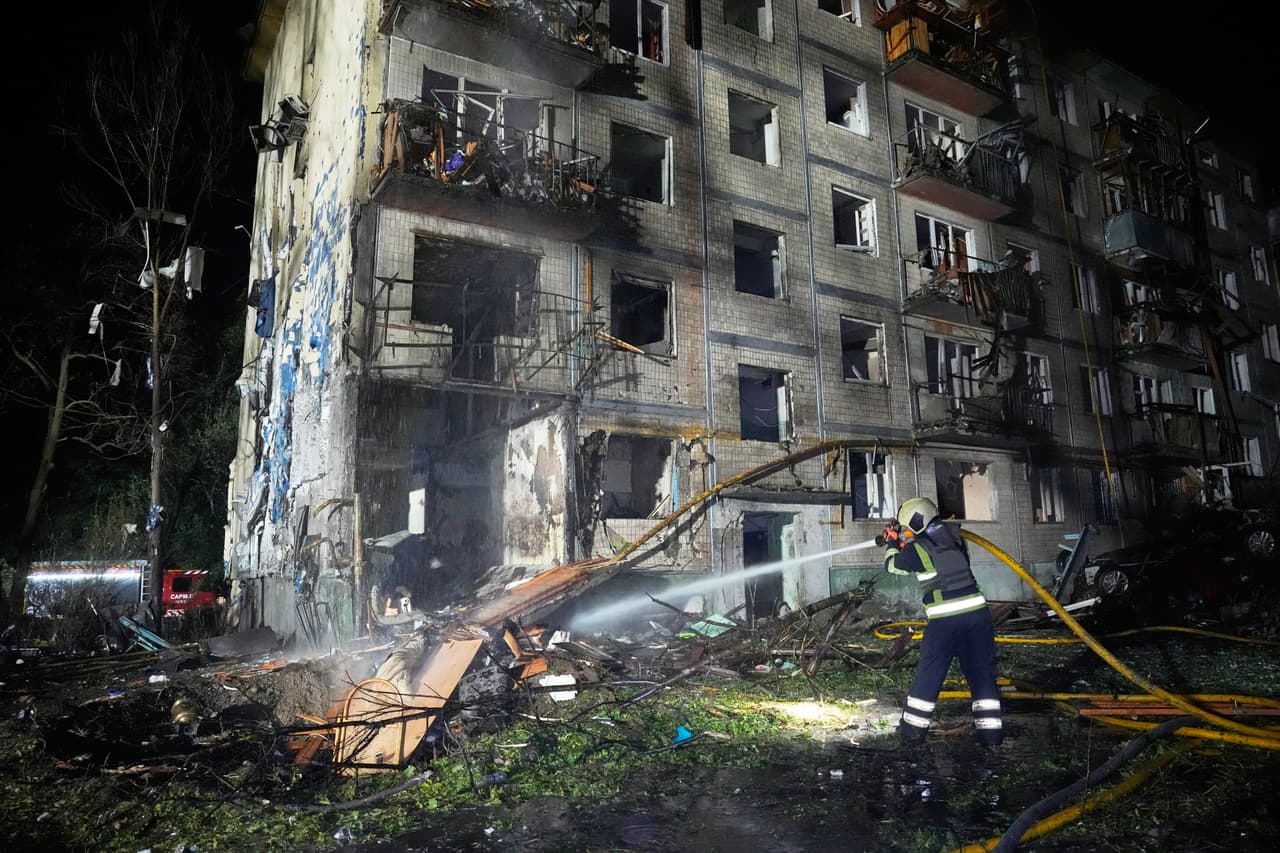 Rusia lanzó una intensa andanada de misiles balísticos y drones durante la noche del sábado al sábado, matando al menos a nueve personas e hiriendo a 33 civiles en la capital ucraniana, Kiev, según informaron las autoridades.