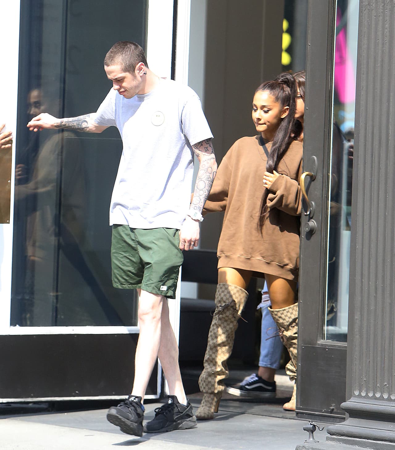 No queda claro si rentaron o compraron el departamento, pero lo cierto es que entre anillo, vivienda y muebles ha sido un mes de grandes inversiones para los jóvenes.