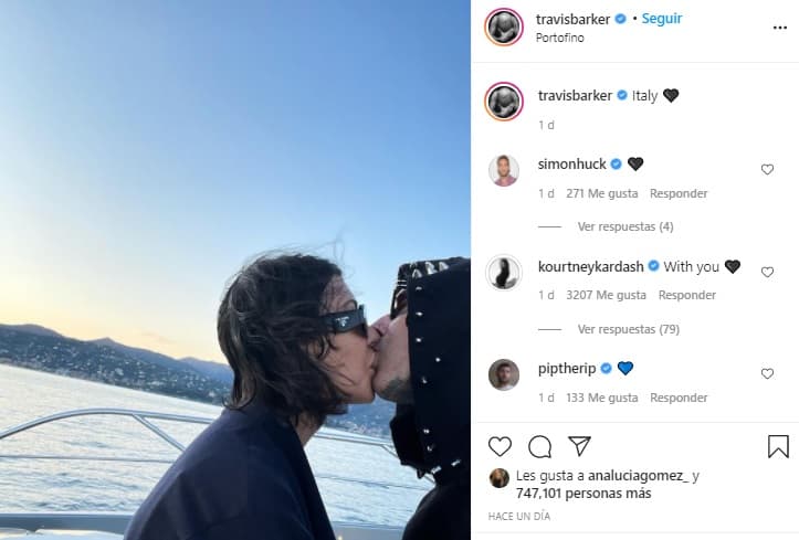 Travis Barker, de 45 años, y Kourtney Kardashian no ocultan su romance y en sus perfiles sociales tampoco faltan las demostraciones de amor con fotos y breves mensajes en los que resaltan corazones negros.