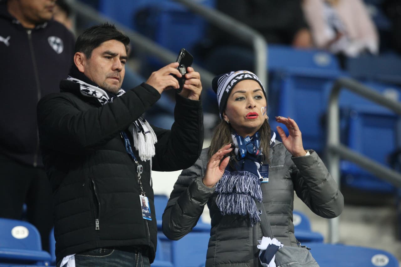 Ambiente festivo y de gran colorido por la Ida de la Semifinal entre Monterrey y Cruz Azul en la Liguilla de la Liga MX. Así lo vivieron la afición local y visitante.
