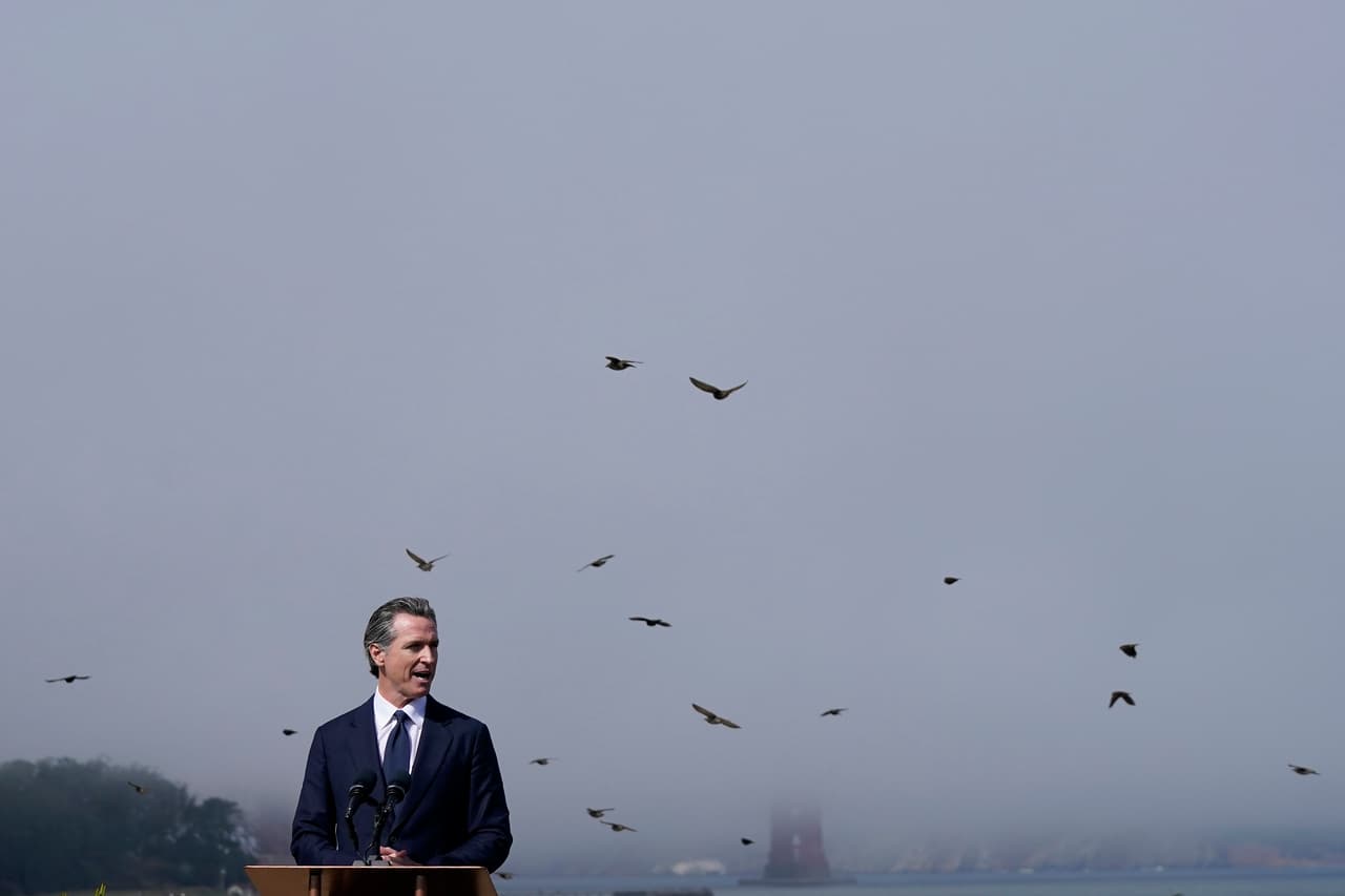 “Reconocemos con humildad que no tenemos todas las respuestas”, dijo Newsom en una conferencia de prensa el jueves. “Buscamos compartir las mejores prácticas, buscamos competir de jurisdicción en jurisdicción entre nosotros... pero en un sentido ilustrado, esa competencia nos ha llevado a donde estamos hoy”, agregó el gobernador de California.
<br>
<br>