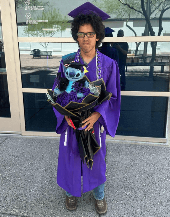 "
<b>Te amamos, Gaby</b>. Muchísimas felicidades en tu graduación de Estrella Community College", escribieron en la imagen de Gabriel Angel Candelario.