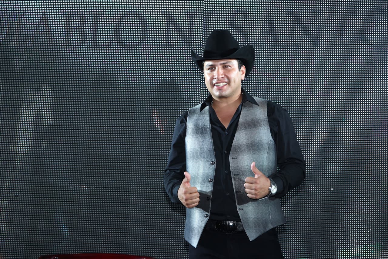 "Sería el tercer año que no salimos del país, tenemos que visitar a nuestro 
<b><a href="https://www.univision.com/shows/el-gordo-y-la-flaca/oficina-de-julion-alvarez-dice-que-es-falso-que-al-cantante-se-le-haya-levantado-las-sanciones-en-eeuu-video" target="_blank">público de Estados Unidos</a></b> que nos ha apoyado, que nos ha regalado muchas satisfacciones, se sigue apoyando nuestra música allá", dijo el cantante.