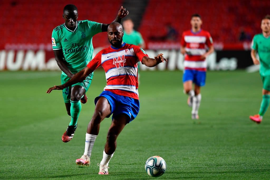 En la pelea de compatriotas, Ferland Mendy termina iponindose a Dimitri Foulquier y se queda con el esférico.