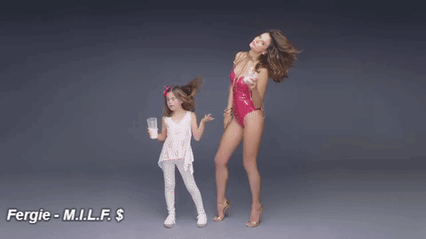 <b>Kim Kardashian</b> hizo una participación especial para el video de su amiga 
<b>Fergie</b> con 'M.I.L.F. $'. Ahí bañaron en leche a la socialité.