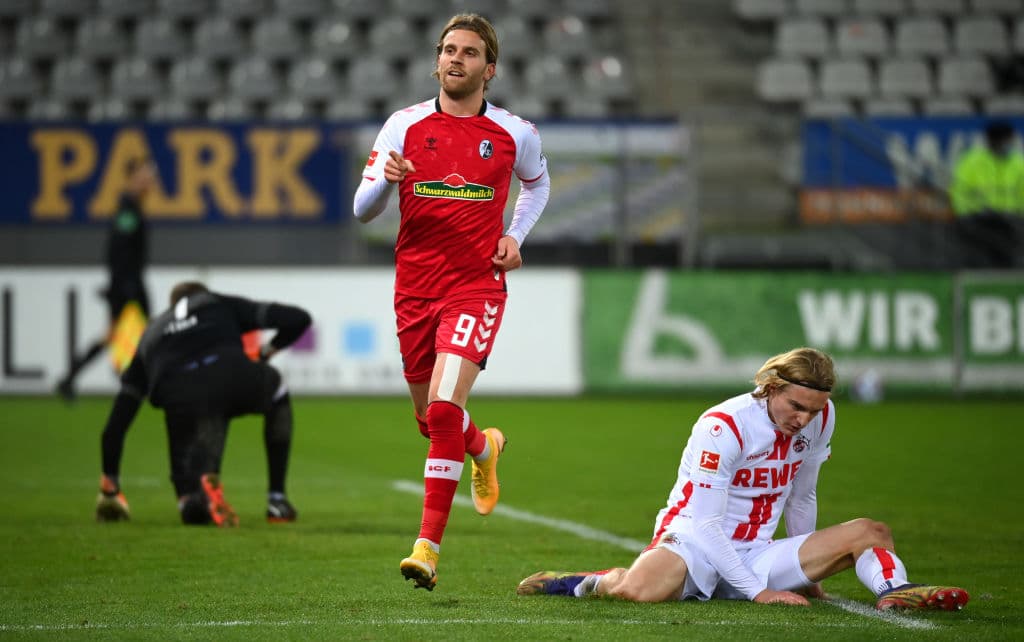 Friburgo no recibió y le metió 5 al Colonia. Cierran la jornada con 23 y 11 unidades, respectivamente.