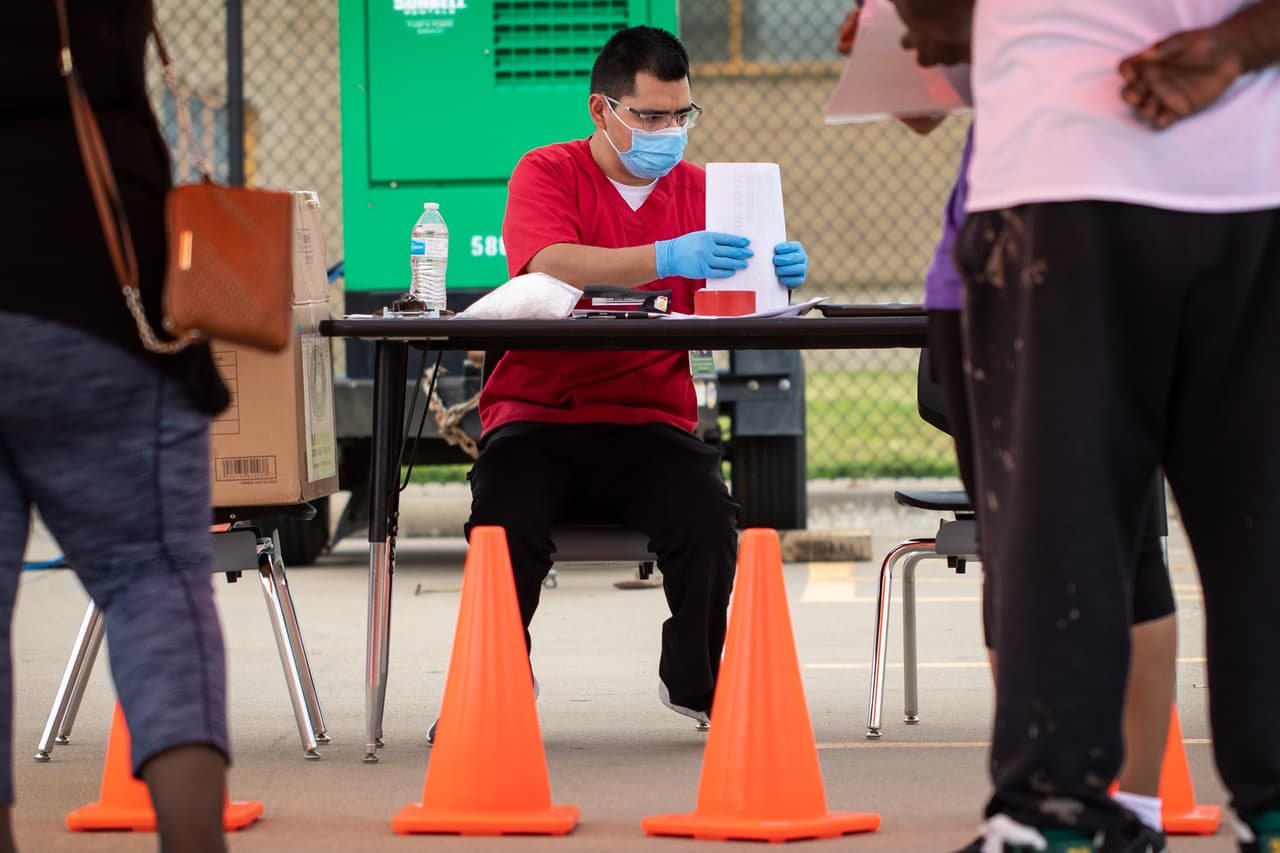 Alcalde de Dallas anuncia investigación contra centro de pruebas de coronavirus por presuntas irregularidades en resultados