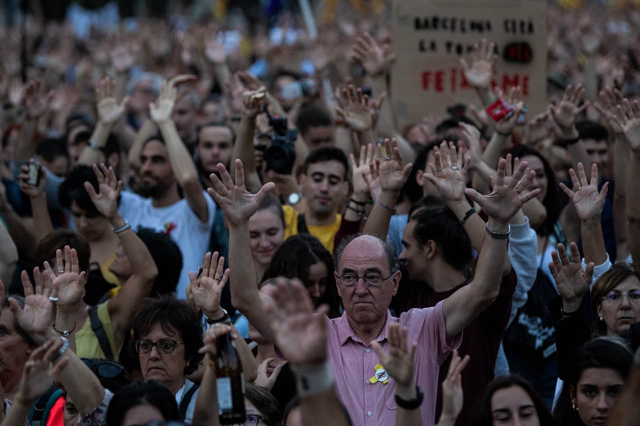 El actual presidente catalán, Joaquim Torra, apoyó las protestas callejeras de hoy para reivindicar el referéndum de "autodeterminación" de hace un año, pero el gobierno español le pidió que ayude a la serenidad y al orden y le recordó la "fractura" de la sociedad catalana.