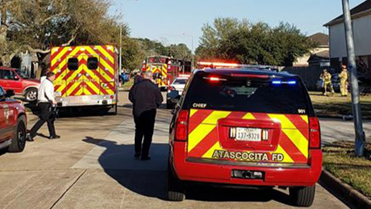 Personal de emergencia y bomberos están en el sitio para auxiliar. La policía inició una investigación para saber la causa del accidente.