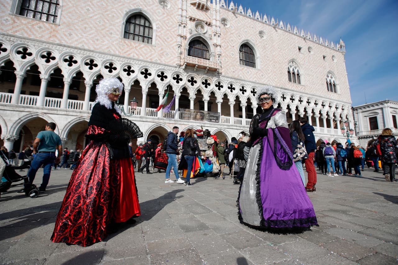 Más de tres millones de personas provenientes de todo el mundo visitan cada año Venecia en estas fechas.