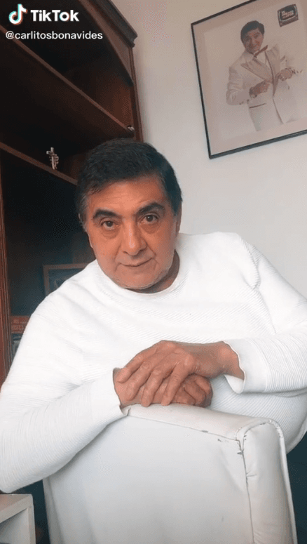 En estos cortos clips, los usuarios han notado que junto a la cama existe un pequeño sillón en donde Bonavides también suele grabar sus sketches de comedia y reflexiones.