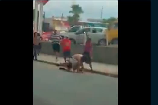 Un fanático de Tigres que se resbaló y, en su intento de huir, fue alcanzado por las demás personas.