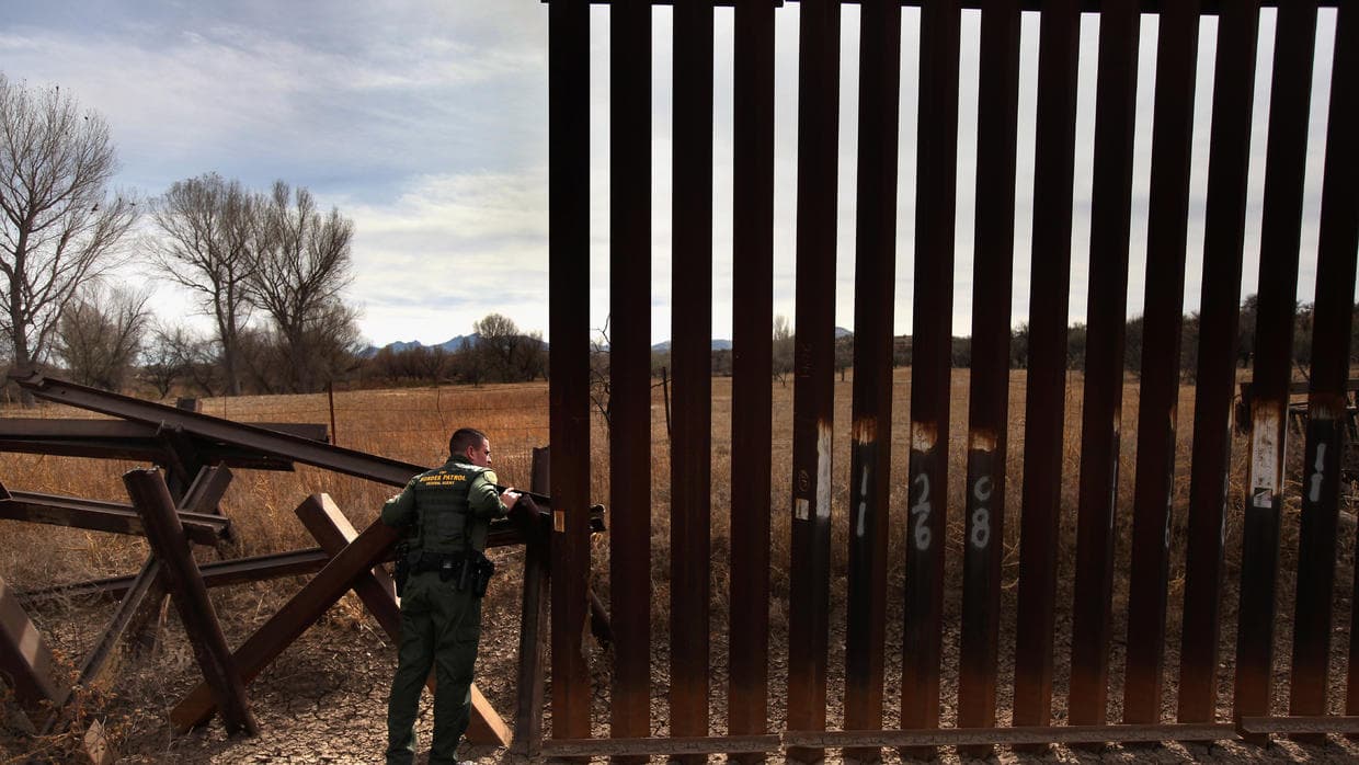 Trump detalla los requisitos del muro: bonito (solo en el lado norte) y resistente a ataques