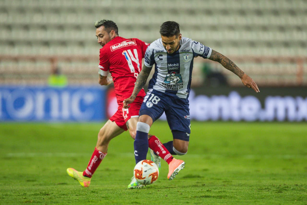 El partido arranca con ambos equipos cometiendo unos pocos errores en el medio campo.