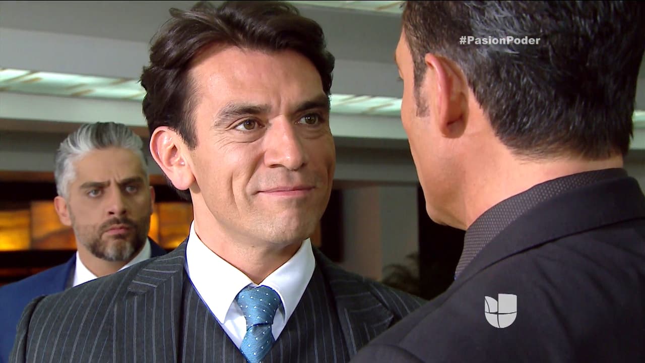 Y mucho menos que sigas cerca de Julia.