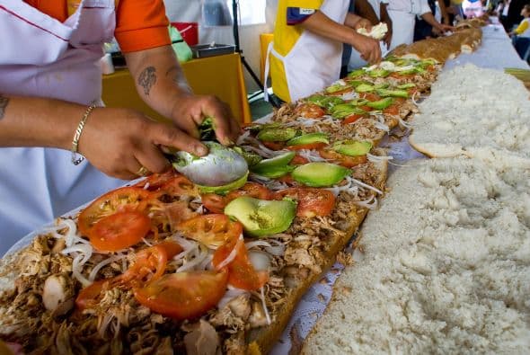 Cada año se lleva a cabo en la Ciudad de México la Feria de la Torta. Durante la penúltima feria se rompió un nuevo récord. La torta midió cerca de 157 pies (48 metros ) y pesó cerca de 1653 libras (750 kilos).