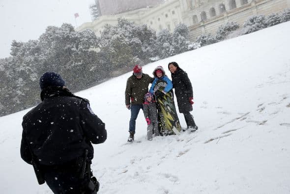 La tormenta invernal también sirvió como escenario para que un oficial de policía del Capitolio de Estados Unidos tomara una foto a una familia.