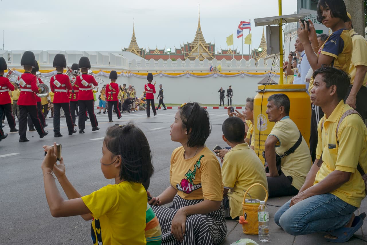 Guardias de honor marchan en los alrededores del Gran Palacio Real durante la coronación. Para muchos tailandeses esta fue la primera ceremonia de este tipo de la cual eran testistigos, ya que la última coronación fue la del fallecido rey Bhumibol Adulyadej en 1950.