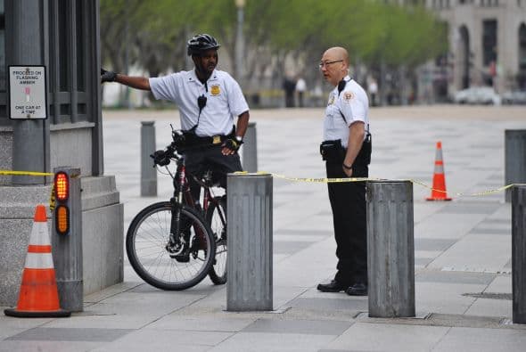 "Tenemos unos mil miembros de la policía de Nueva York (NYPD) designados para tareas de lucha contra el terrorismo y ellos -junto a la fuerza entera de la NYPD y las inversiones realizadas en infraestructura para luchar contra el terrorismo- están siendo movilizados para proteger nuestra ciudad", afirmó Bloomberg en un comunicado.