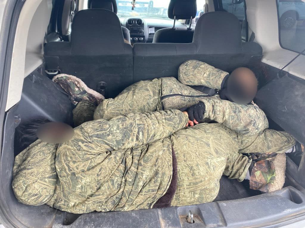Transportaban a inmigrantes sin papeles tanto en el asiento trasero como en el área de carga del vehículo.