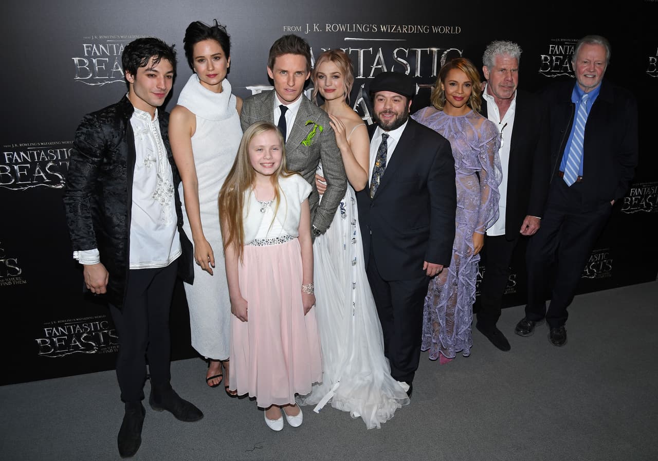The cast and crew attend the 'Fantastic Beasts and Where to Find Them' World Premiere at Alice Tully Hall, Lincoln Center in New York on November 10, 2016. / AFP / ANGELA WEISS (Photo credit should read ANGELA WEISS/AFP/Getty Images)