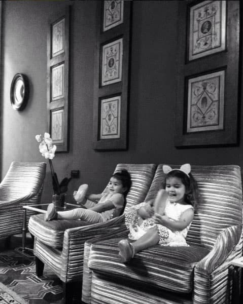 Pero eso sí, se ve que tanto
<a href="http://www.univision.com/entretenimiento/asi-canta-despacito-la-tierna-bebe-de-aaron-diaz">Erin como Regina</a> nacieron con el carisma y la belleza de su madre.