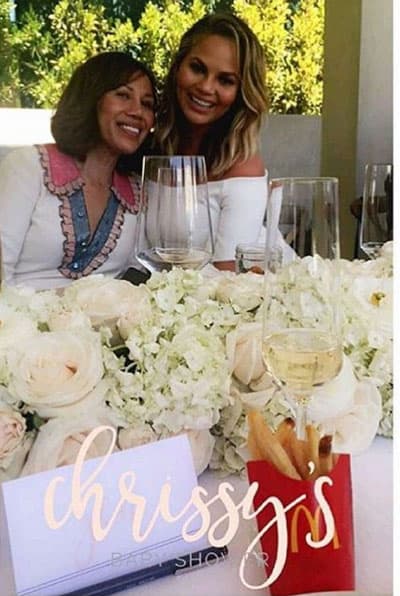 Teigen con su mamita querida. ¿Qué habrá pensado la señora de las Kardashian?