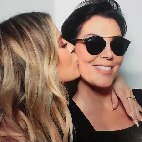 Kris Jenner presumió los besotes que le dio Khloé.