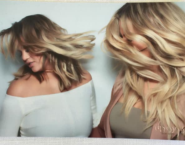 Chrissy y Khloé, jugando con sus cabelleras rubias.