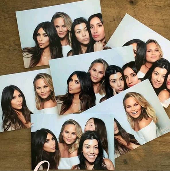 Chrissy posó feliz con las Kardashian.