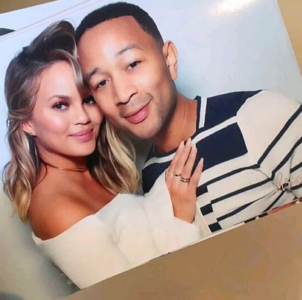 Aquí la festejada con su amado, el cantante John Legend.