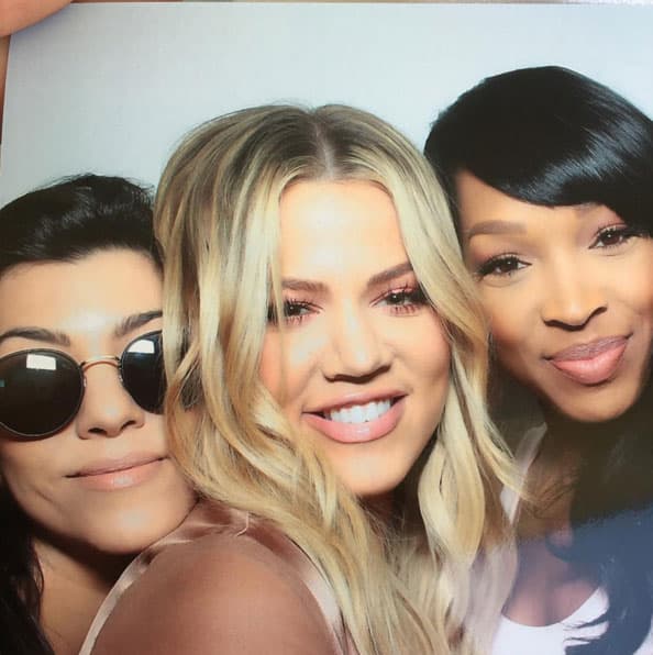 Kourtney optó por poco maquillaje, y se ocultaba a veces con gafas de sol.