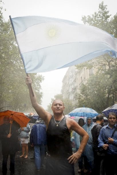 Los argentinos también denominaron a la movilización como “marcha de los paraguas” ante el torrencial aguacero que golpeó Buenos Aires.