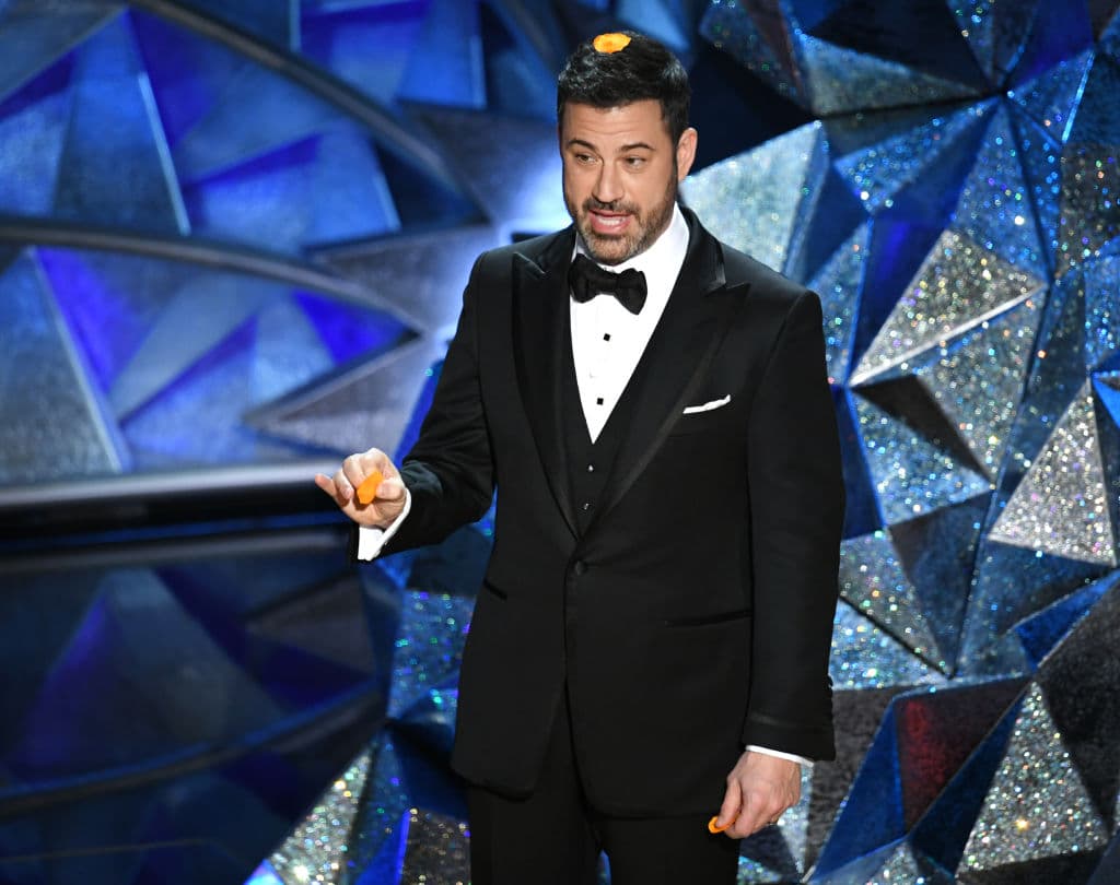 La última vez que una celebridad subió al escenario para hacer bromas incómodas de monólogos y burlarse de los nominados fue en 2018 con Jimmy Kimmel.