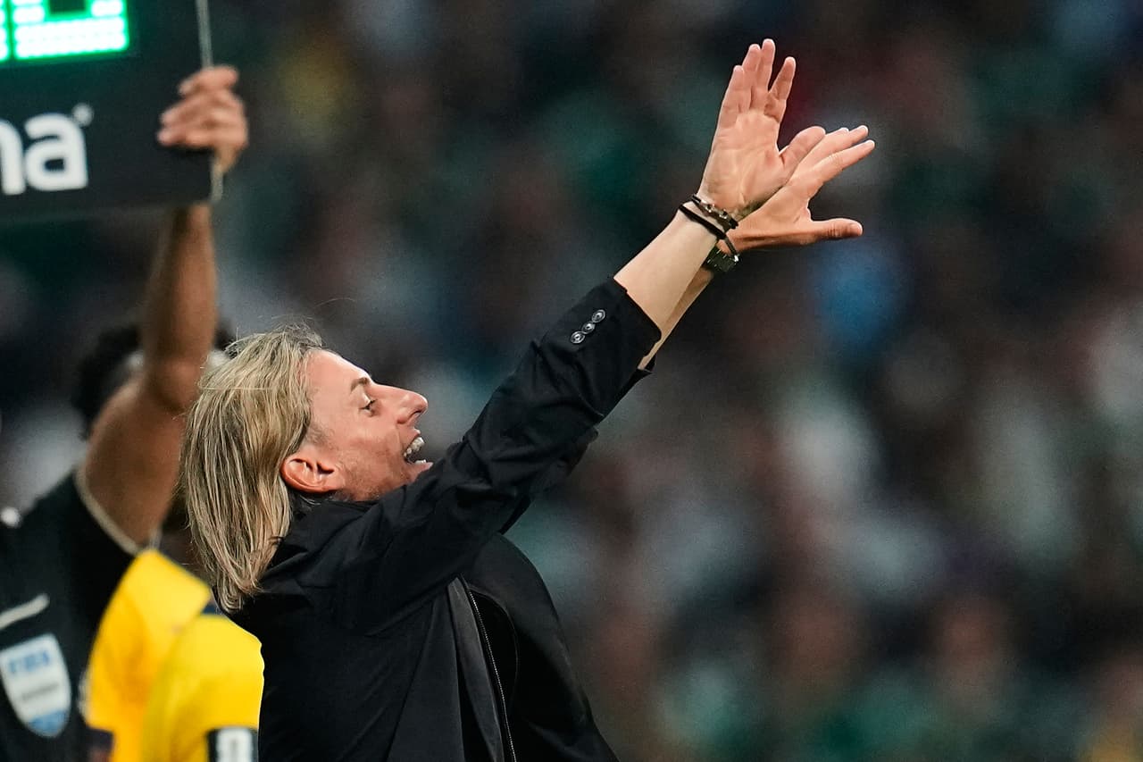 El entrenador de Ecuador, Sebastián Beccacece, reacciona desde la banda durante el partido de dieciseisavos de final de la Copa del Mundo contra México en Ciudad de México, el martes 30 de junio de 2026.