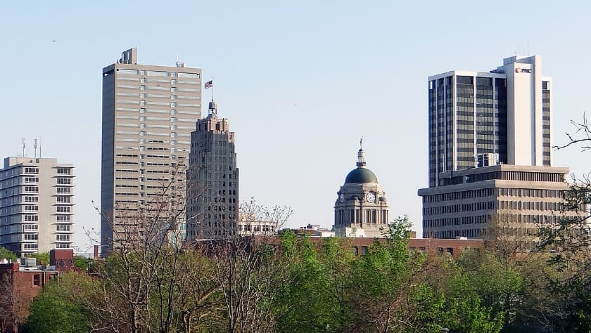 <b>Lugar 5 | Fort Wayne, Indiana</b>
<br>
<br>Con su bajo costo de vida y vecindarios tranquilos, Fort Wayne, Indiana, es un lugar excelente para comprar una casa, comenzar una carrera, lanzar un negocio y criar a los hijos. Como un área metropolitana de tamaño mediano en el corazón del Medio Oeste, los residentes de Fort Wayne tienen acceso a las comodidades que uno esperaría encontrar en una gran metrópolis. 
<b>En esta ciudad, el pago promedio del alquiler mensual es de $788.</b>