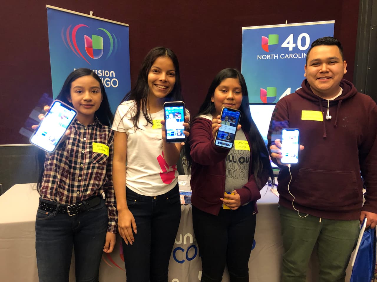 Estudiantes descargan la APP de Univision 40 North Carolina durante el Hispanic Education Summit 2019