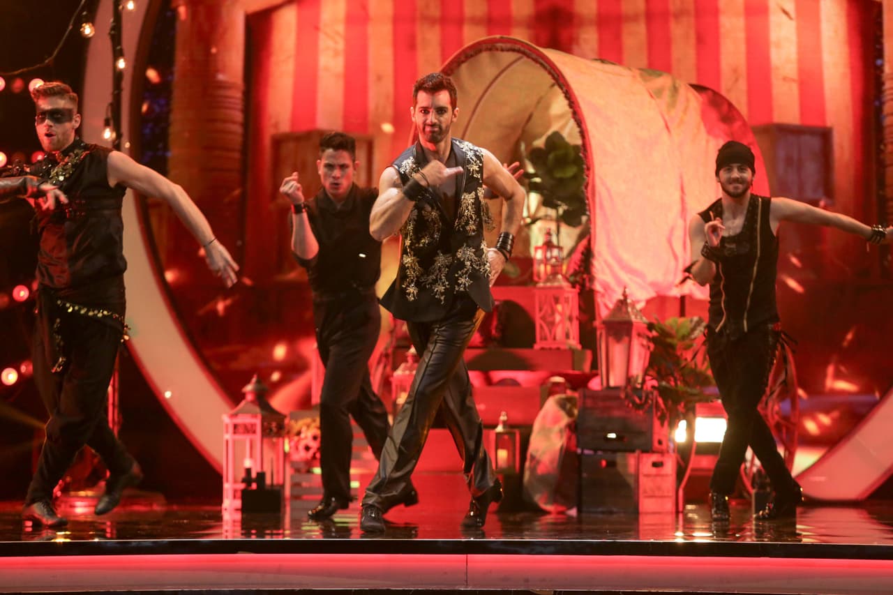 <sub>Ellos estuvieron a cargo del opening del show y nos hicieron recordar la época en la que fueron participantes de este reality. El primero en aparecer en escena fue Toni Costa, acompañado del cuerpo de bailarines.</sub>