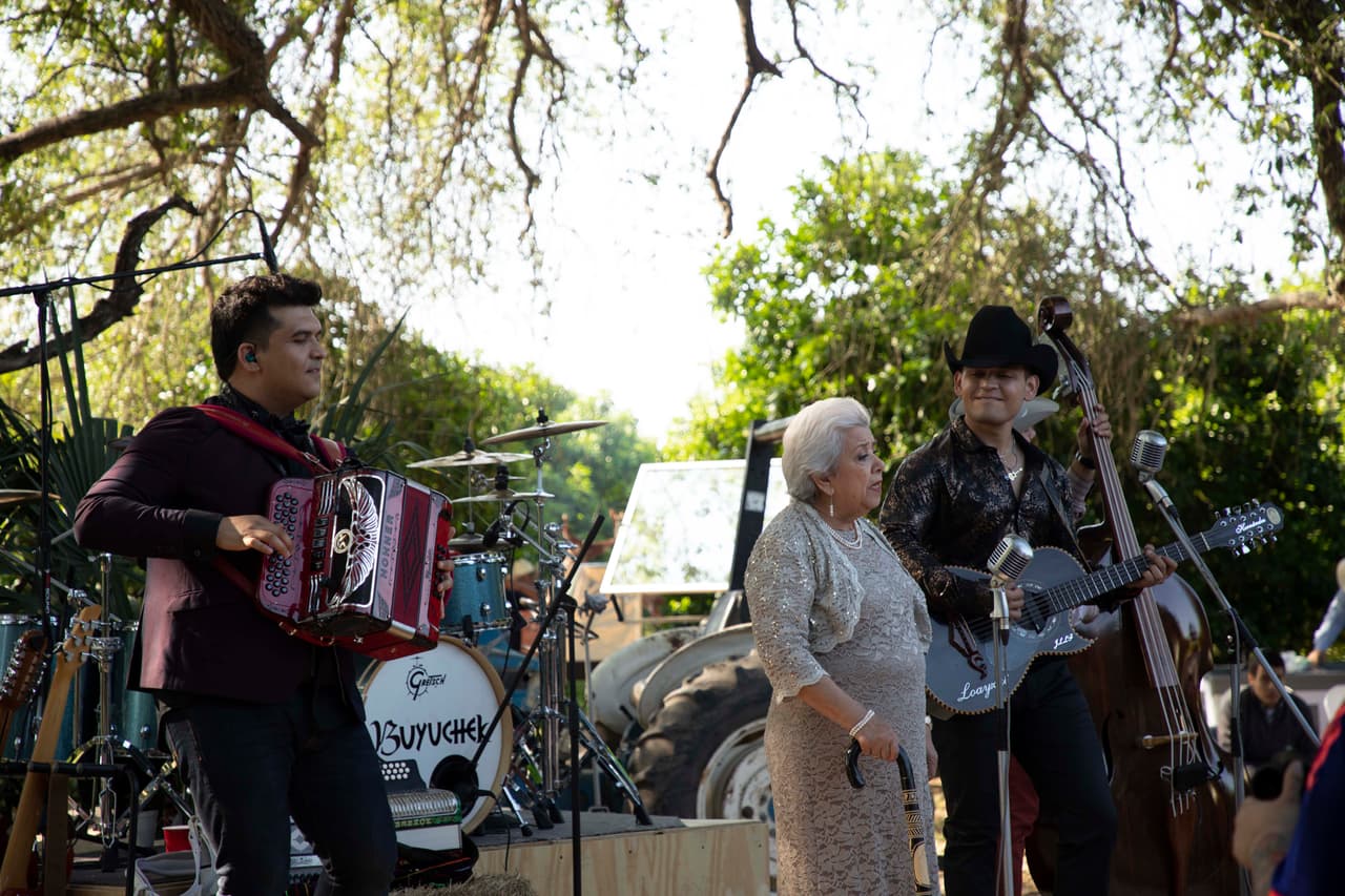 En la charla también estuvo presente su nieto, quien comentó que su abuelita siempre lo ha apoyado en su carrera musical. Incluso mucho antes de que ella grabara un disco con su grupo Buyuchek.